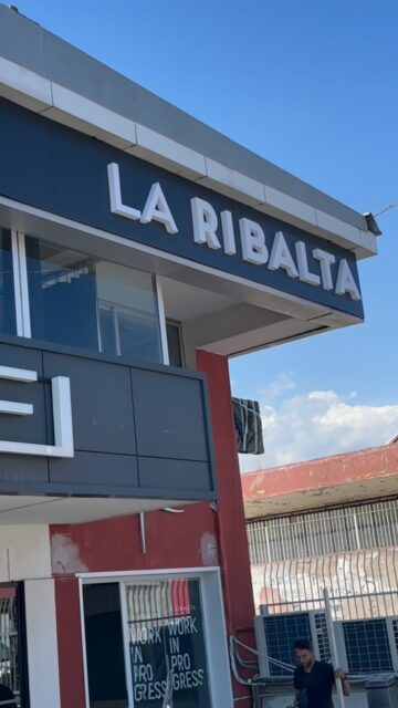 “Il risultato finale è stato eccezionale, frutto di grande impegno e cura”. Lavoro, Passione e Creatività ��� #lavoronapoli #tabelle #insegne