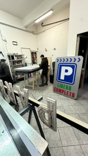 Ogni progetto nasce da un’idea e prende forma attraverso materiali selezionati, tecnologie precise e cura artigianale dei dettagli.

Progettiamo e realizziamo tabelle e totem pubblicitari combinando qualità costruttiva, studio tecnico e creatività, per garantire soluzioni durevoli, funzionali e di forte impatto visivo.

Per noi non è solo produzione: è passione, esperienza e attenzione concreta alle esigenze di ogni cliente.

Scrivici in DM per informazioni e preventivi personalizzati. #lavoronapoli #tabelle #insegne #stampa #creativita